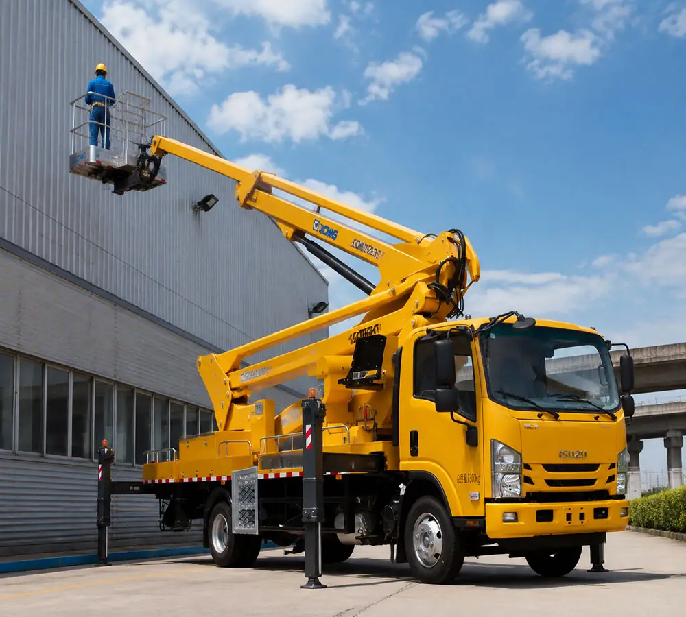 XGS5100JGKQ6 hybrid aerial work platform featuring an XCMG boom and Isuzu chassis, used for high-altitude building inspection.